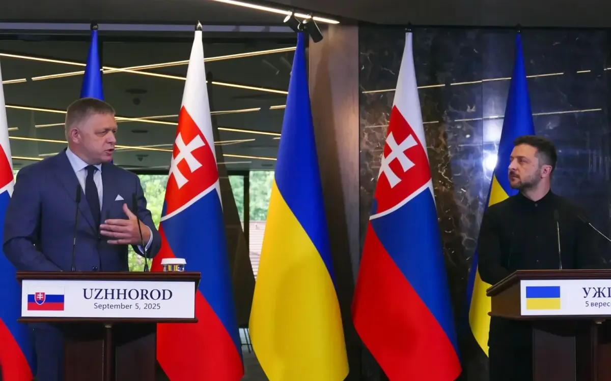Tổng thống Ukraine Volodymyr Zelensky (phải) và Thủ tướng Slovakia Robert Fico tham gia cuộc họp báo chung tại Zakarpattia, Ukraine, ngày 5/9/2025 (Ảnh: NurPhoto)
