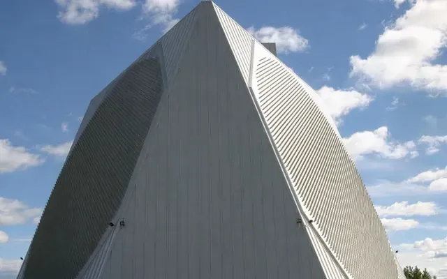 Hệ thống radar cảnh báo sớm AN/FPS-132 (Ảnh: DEFENSEMIRROR.COM)