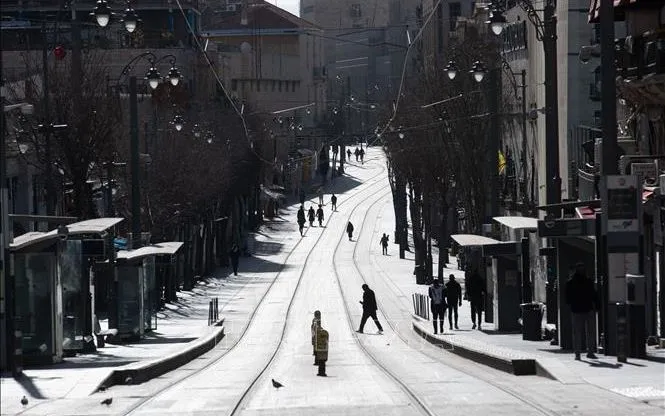 Người dân Israel di chuyển trên đường phố ở Jerusalem ngày 28/2/2026 (Ảnh: THX/TTXVN)