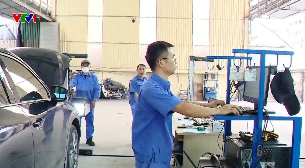 Từ ngày mai (1/3), kiểm định khí thải ô tô theo tiêu chuẩn mới - Ảnh 1.