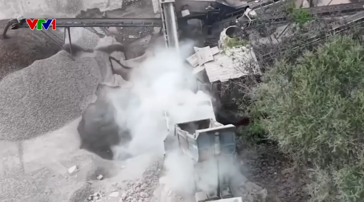 Sống cạnh mỏ đ&aacute;, người d&acirc;n L&acirc;m Đồng khổ sở v&igrave; bụi, tiếng ồn v&agrave; nơm nớp lo nứt nh&agrave; - Ảnh 1.