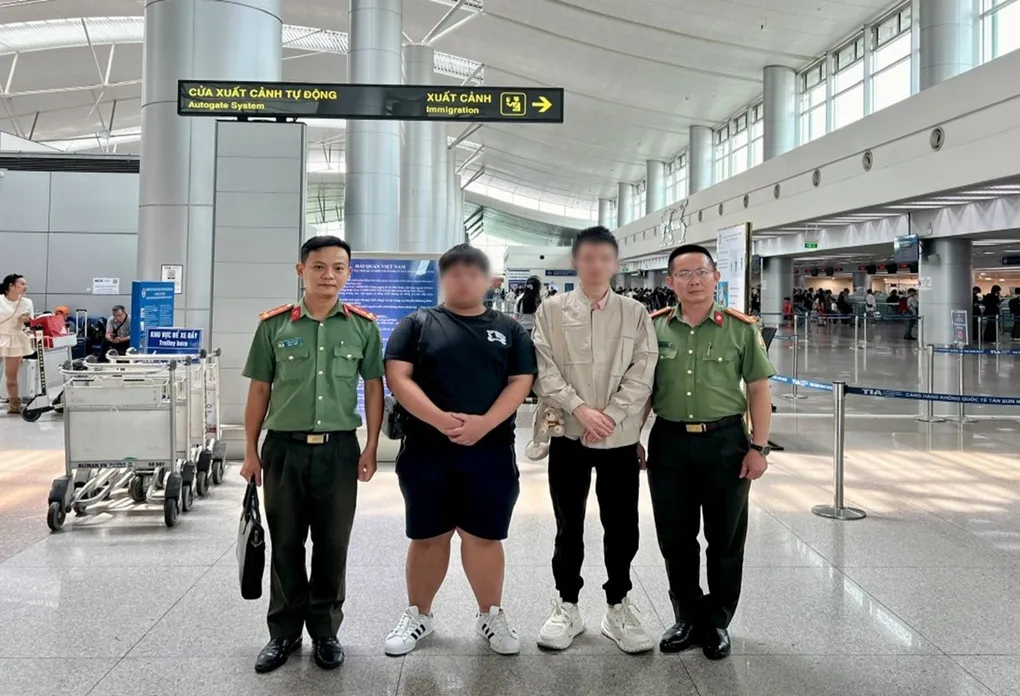 An Giang trục xuất 2 c&ocirc;ng d&acirc;n Trung Quốc nhập cảnh tr&aacute;i ph&eacute;p- Ảnh 1.