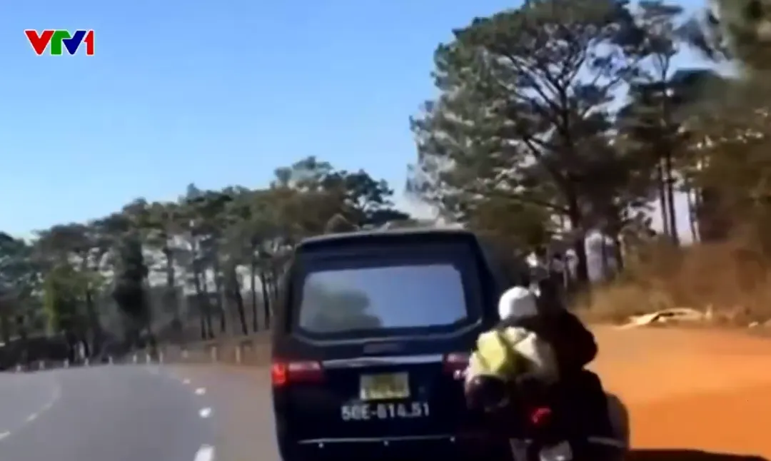 Chuyển làn không quan sát, ô tô gây tai nạn cho 2 người đi xe máy - Ảnh 1.