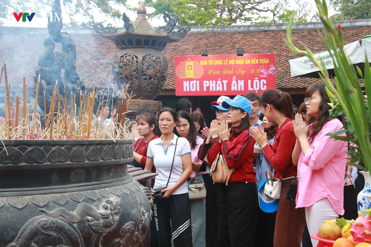 Du khách nườm nượp đổ về Đền Trần dù chưa đến ngày chính lễ - Ảnh 6.