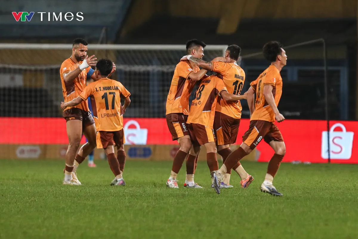 Thắng ngược HAGL, CAHN khẳng định vị thế đội đầu bảng V.League 2025-2026- Ảnh 1.