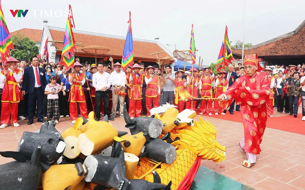 Mở đầu lễ hội là nghi thức lấy lửa thiêng thiêng từ đền về đình làng, tượng trưng cho sự khởi nguồn sinh khí và thịnh vượng.