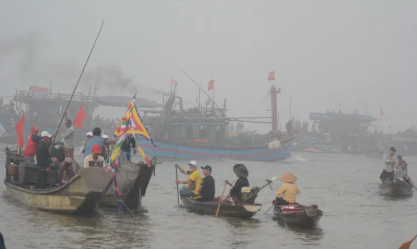 Lật ghe khi xem đua ghe ở Huế, 2 mẹ con tử vong - Ảnh 1.