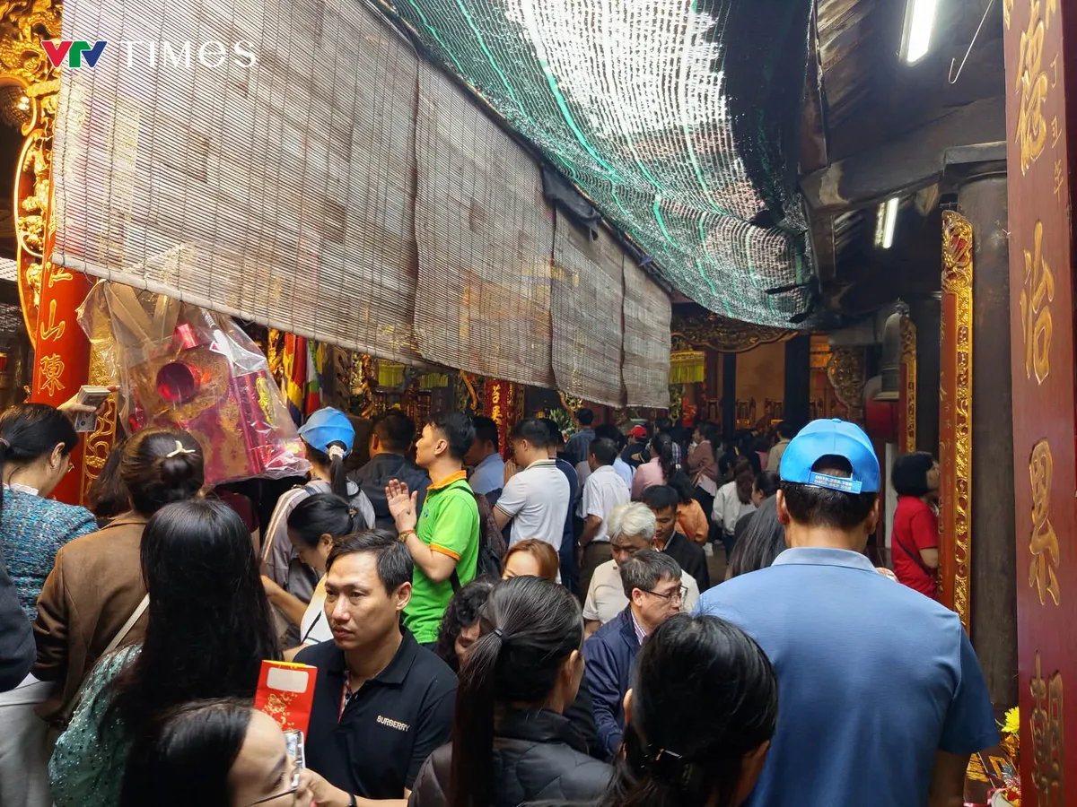 Du khách nườm nượp đổ về Đền Trần dù chưa đến ngày chính lễ - Ảnh 7.