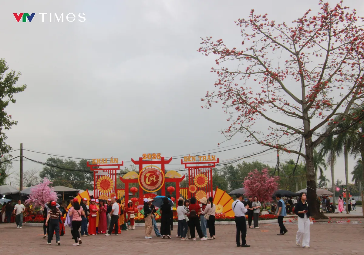 Du khách nườm nượp đổ về Đền Trần dù chưa đến ngày chính lễ - Ảnh 1.