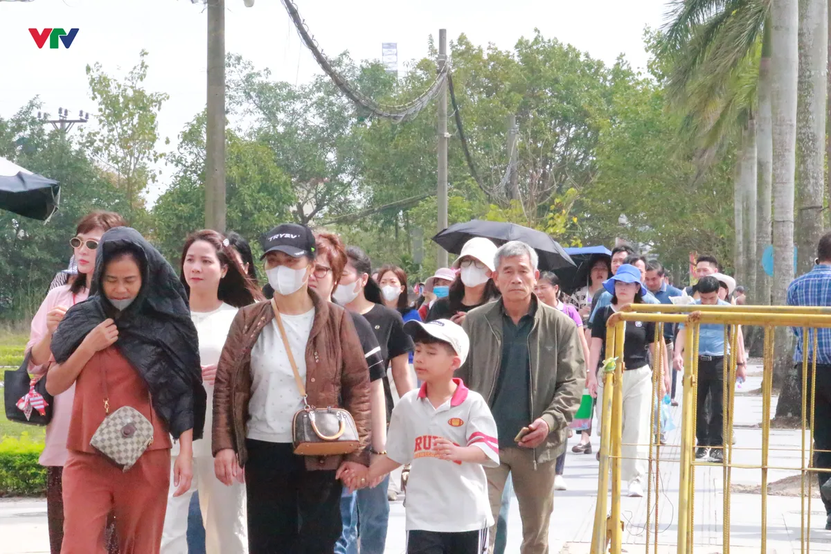 Du khách nườm nượp đổ về Đền Trần dù chưa đến ngày chính lễ - Ảnh 2.