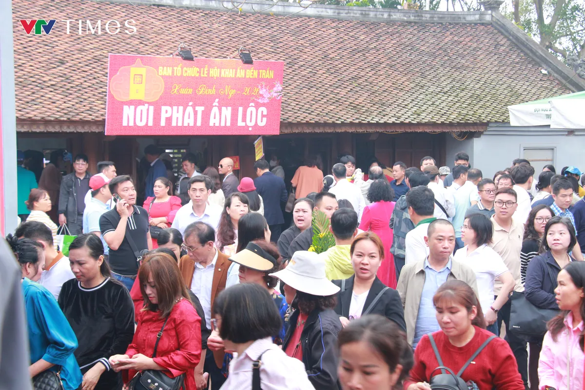 Du khách nườm nượp đổ về Đền Trần dù chưa đến ngày chính lễ - Ảnh 8.