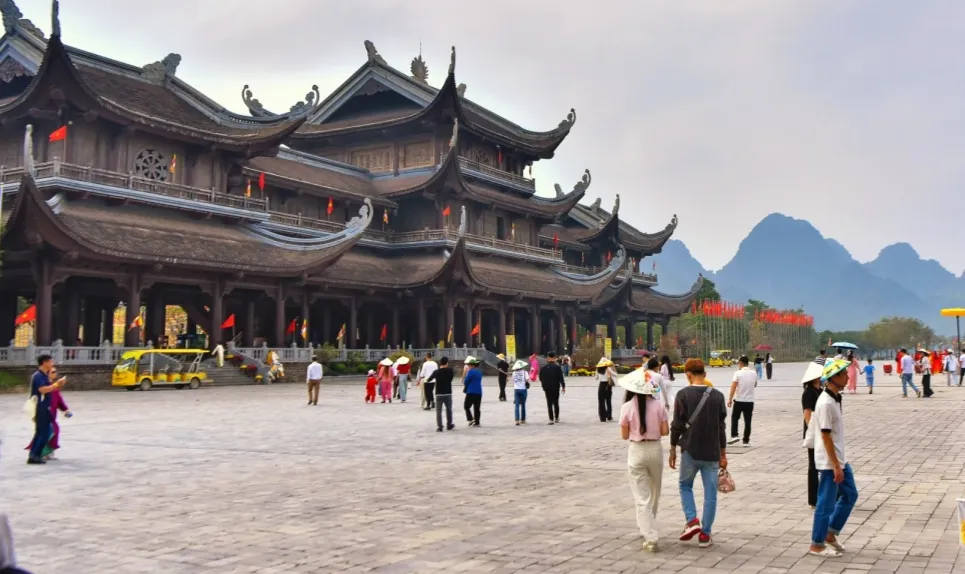 Hội xuân Tam Chúc: Rạng rỡ "Bình minh cõi Phật" - Ảnh 10.