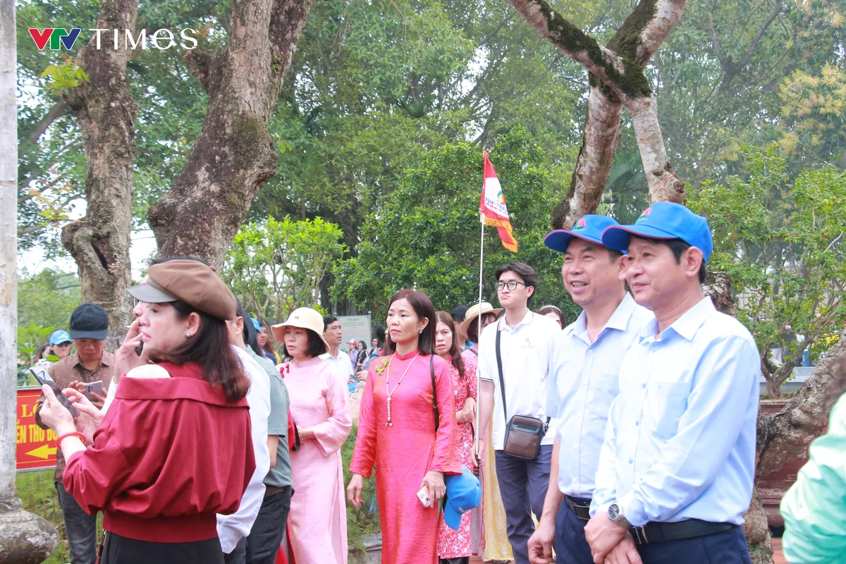 Du khách nườm nượp đổ về Đền Trần dù chưa đến ngày chính lễ - Ảnh 3.