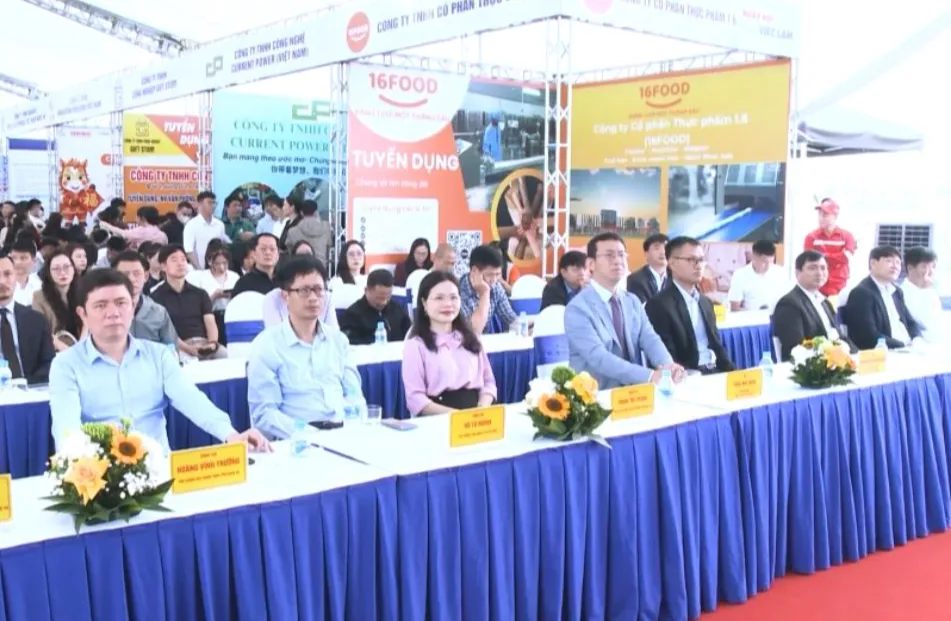 Nghệ An: H&agrave;ng ngh&igrave;n người lao động tham gia Ng&agrave;y hội việc l&agrave;m- Ảnh 2.