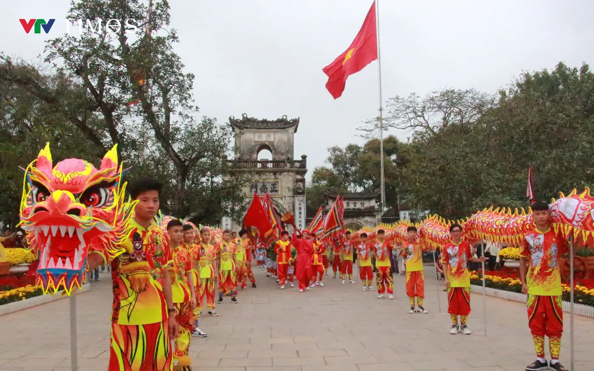 Sáng ngày 28/2, tại Quần thể di tích Đền Trần (phường Nam Định, tỉnh Ninh Bình) đã diễn ra nghi lễ rước nước, tế cá. Nghi lễ bắt đầu từ 7 giờ sáng tại Đền Cố Trạch. 