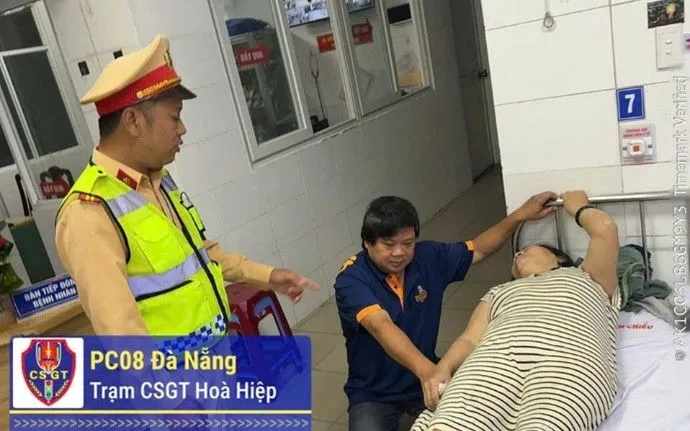 Cảnh sát giao thông Đà Nẵng dùng xe đặc chủng chở người phụ nữ tức ngực, khó thở đến bệnh viện cấp cứu kịp thời.
