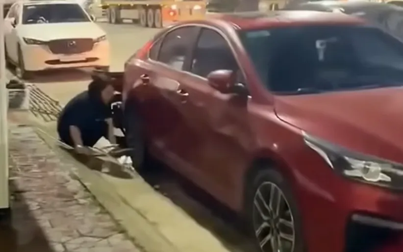 Hình ảnh bà N. dùng dây cáp khóa 2 xe máy vào xe ô tô lan truyền trên mạng xã hội.