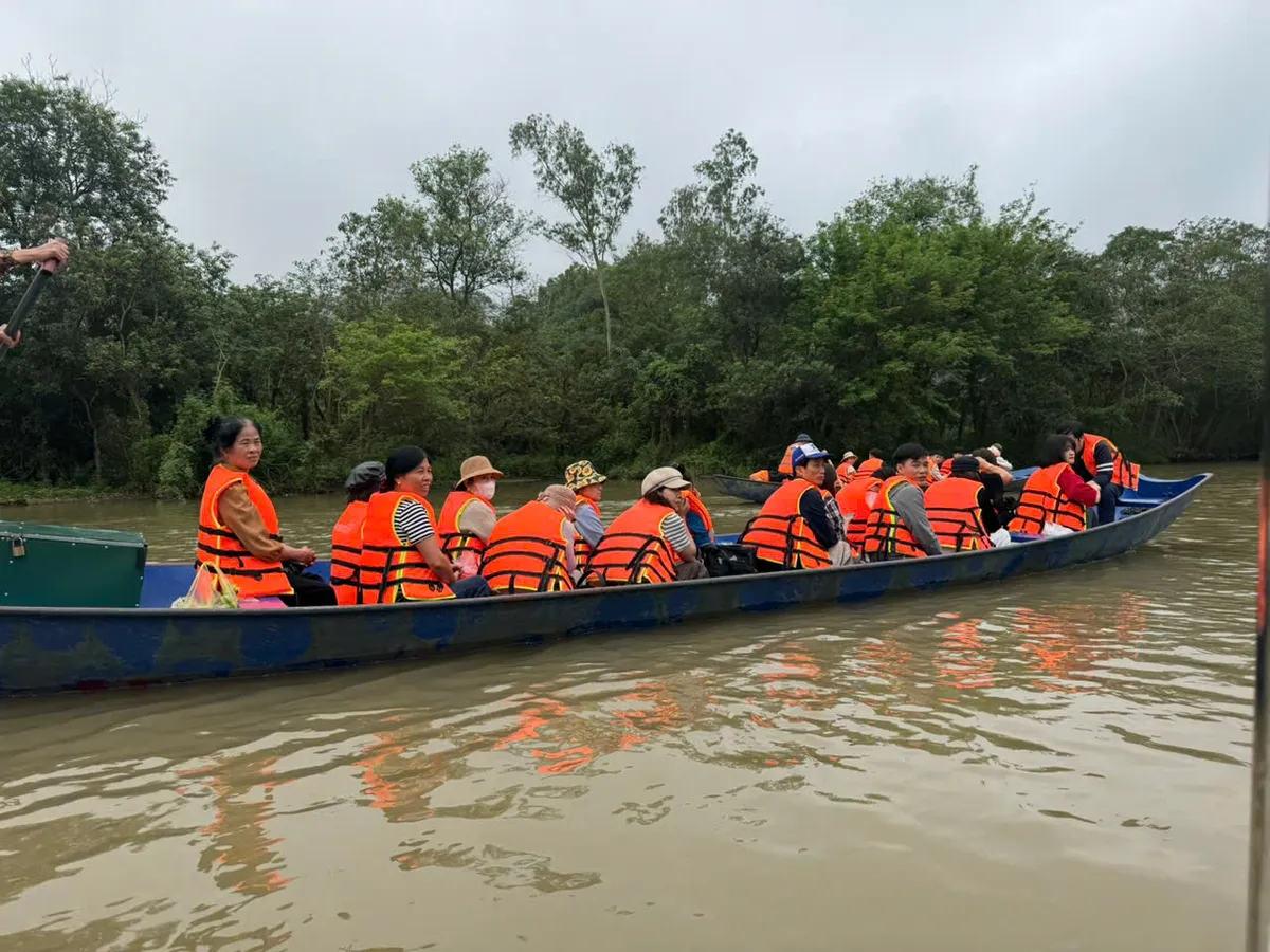 Chùa Hương 2026: Xử lý nghiêm 8 trường hợp vi phạm an toàn giao thông đường thủy - Ảnh 1.