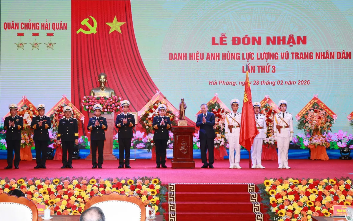 Tổng B&iacute; thư T&ocirc; L&acirc;m trao danh hiệu Anh h&ugrave;ng LLVTND lần thứ 3 cho Qu&acirc;n chủng Hải qu&acirc;n- Ảnh 1.
