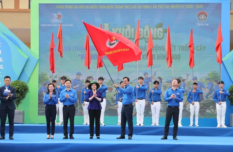 Ph&oacute; Thủ tướng Phạm Thị Thanh Tr&agrave; dự Lễ ra qu&acirc;n Th&aacute;ng Thanh ni&ecirc;n v&agrave; ph&aacute;t động Tết trồng c&acirc;y- Ảnh 1.