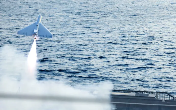 UAV LUCAS cất c&aacute;nh th&agrave;nh c&ocirc;ng từ boong t&agrave;u chiến ven biển lớp Independence USS Santa Barbara tại Vịnh Persian, ng&agrave;y 16/12/2025 (Ảnh: Bộ Tư lệnh Hải qu&acirc;n Trung t&acirc;m Hoa Kỳ)