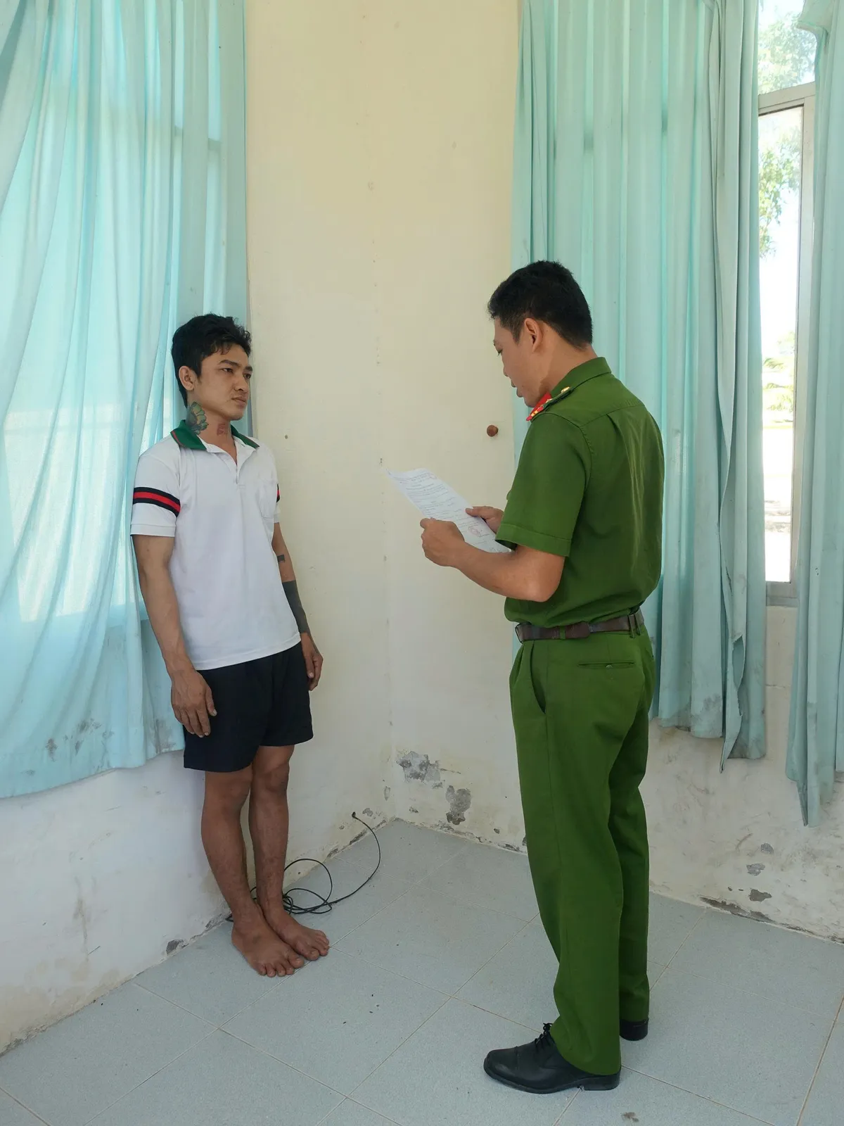 Bắt thanh ni&ecirc;n d&ugrave;ng dao đ&acirc;m bạn g&aacute;i trọng thương, đ&acirc;m người can ngăn tử vong- Ảnh 1.