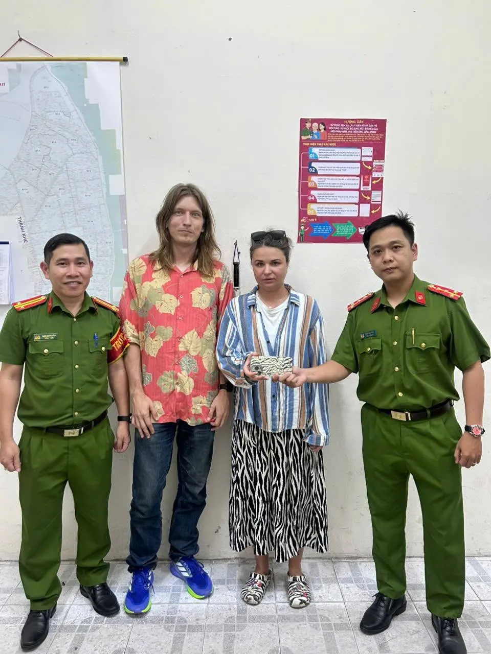 C&ocirc;ng an TP Đ&agrave; Nẵng hỗ trợ du kh&aacute;ch nước ngo&agrave;i t&igrave;m t&agrave;i sản thất lạc   - Ảnh 1.