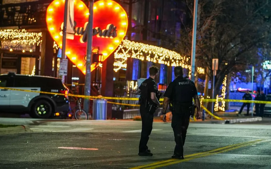 Cảnh sát tại hiện trường sau vụ nổ súng ở thành phố Austin, bang Texas, ngày 1/3/2026 (Ảnh: AP)