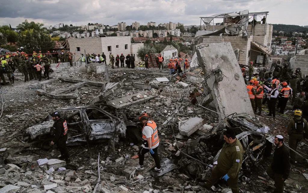 Người cứu hộ và nhân viên quân sự làm việc tại hiện trường sau khi tên lửa Iran đánh trúng Beit Shemesh, Israel, ngày 1/3/2026. (Ảnh: AP/Leo Correa)
