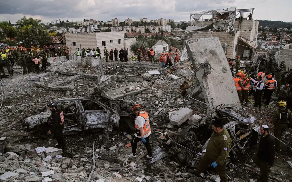 Lực lượng cứu hộ và quân đội làm việc tại hiện trường vụ tấn công tên lửa của Iran khiến nhiều người thiệt mạng ở Beit Shemesh, Israel, ngày 1/3/2026 (Ảnh: AP)