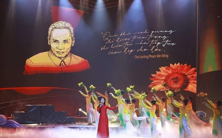 Chương trình nghệ thuật chính luận “Thủ tướng Phạm Văn Đồng - trọn đời vì nước, vì dân”. (Ảnh: Dương Giang/TTXVN)