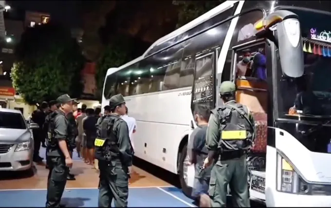 Hàng trăm cảnh sát đột kích trường gà trong rừng, tạm giữ hơn 80 người- Ảnh 1. Hàng trăm cảnh sát đột kích trường gà trong rừng, tạm giữ hơn 80 người- Ảnh 1.