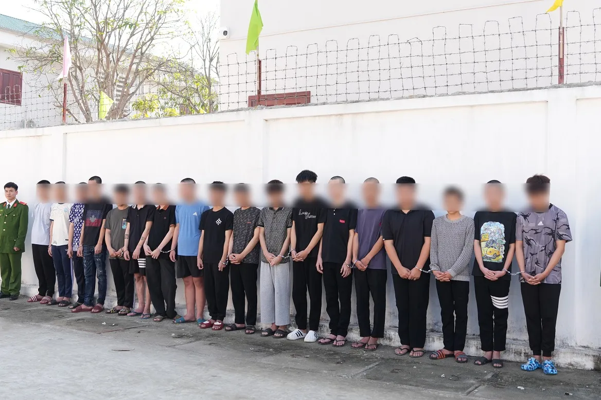 Nghệ An: Bắt nh&oacute;m thanh thiếu ni&ecirc;n mang hung kh&iacute;, nẹt p&ocirc; g&acirc;y rối trong đ&ecirc;m- Ảnh 1.