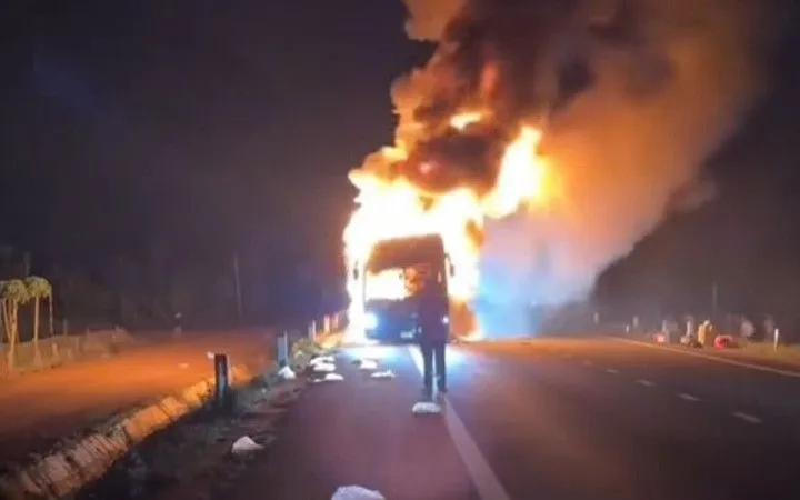 Hiện trường vụ cháy xe khách. Nguồn: Nhân Dân