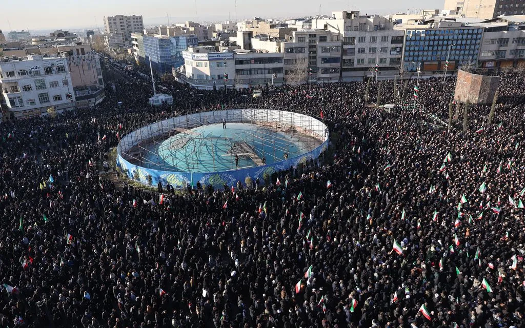 Người ủng hộ chính phủ tụ tập tưởng niệm sau khi truyền hình nhà nước thông báo Lãnh tụ tối cao Ayatollah Ali Khamenei qua đời, tại Tehran, Iran, ngày 1/3/2026 (Ảnh: AP)