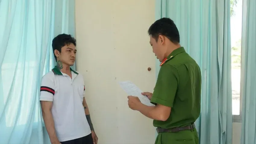 Khởi tố nam thanh ni&ecirc;n đ&acirc;m bạn g&aacute;i trọng thương, s&aacute;t hại người can ngăn- Ảnh 1.