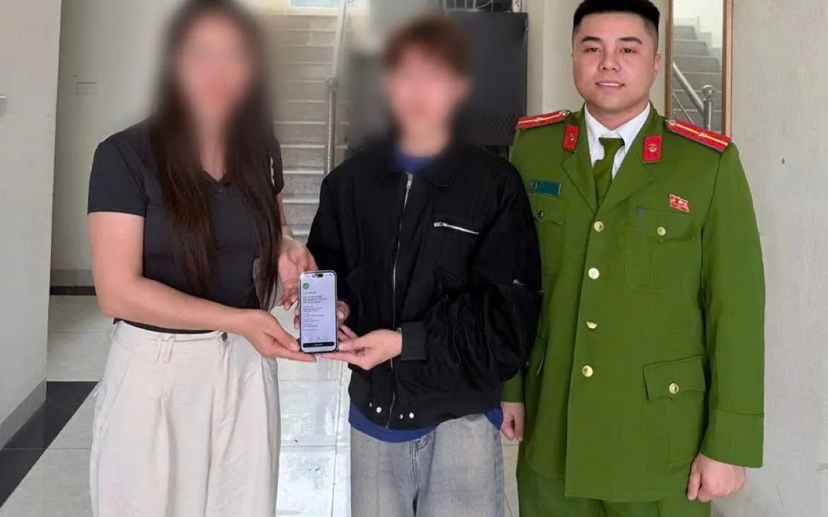 Cán bộ, chiến sĩ Công an xã Thường Tín hỗ trợ người dân nhận lại số tiền do chuyển nhầm