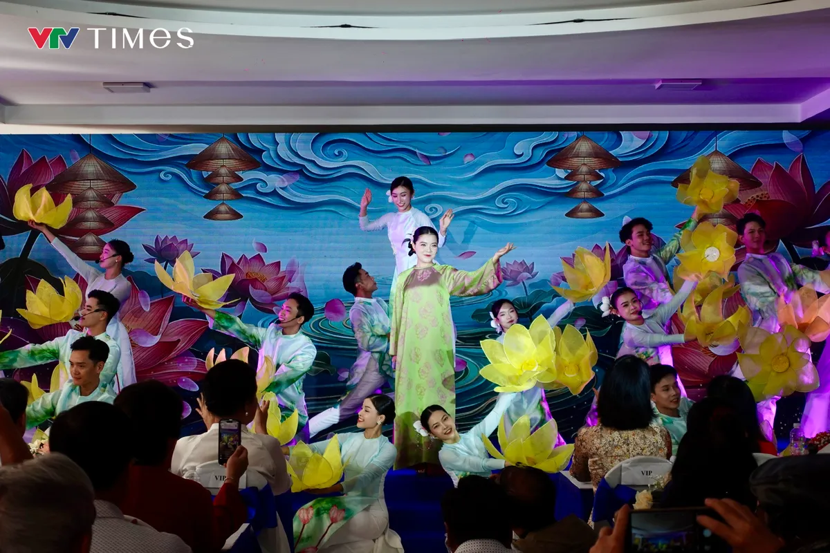 Tiếng trống khai hội Ngày Thơ và kỳ vọng vào tầm vóc mới cho thi ca ở siêu đô thị - Ảnh 7.