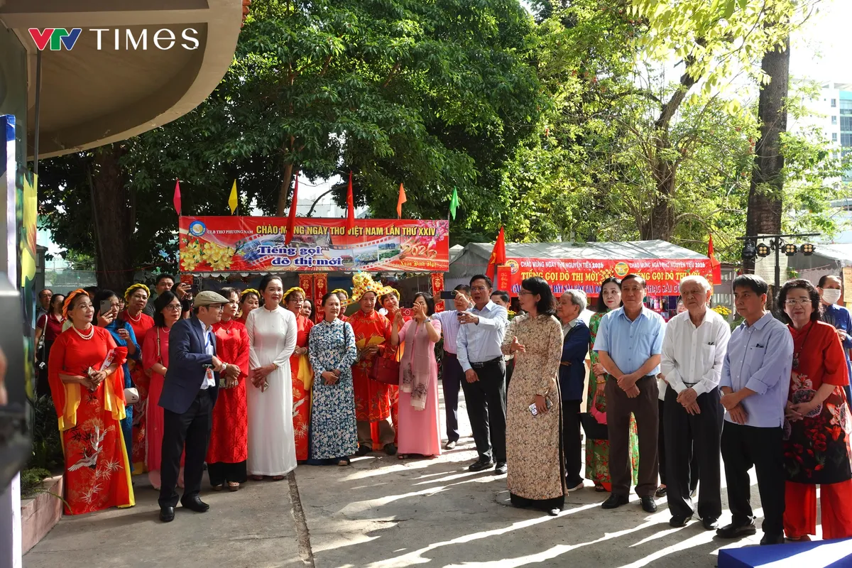 Tiếng trống khai hội Ngày Thơ và kỳ vọng vào tầm vóc mới cho thi ca ở siêu đô thị - Ảnh 2.