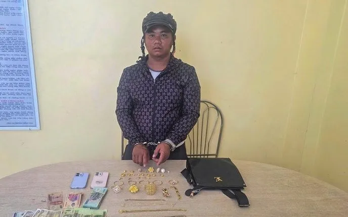 Đối tượng Nguyễn Huỳnh Lợi cùng tang vật gồm tiền mặt và nhiều trang sức vàng tại cơ quan Công an tỉnh Tây Ninh.