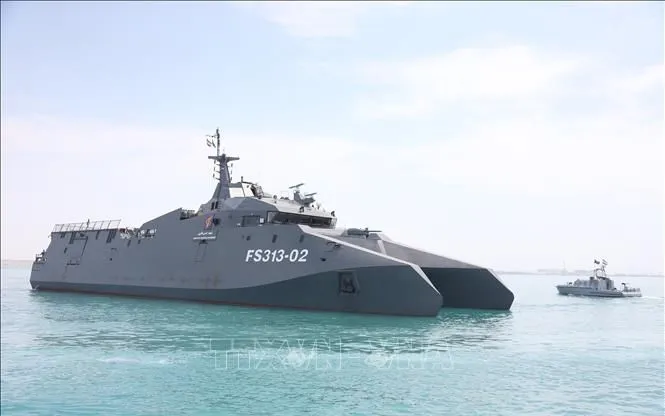 Tàu của Lực lượng Vệ binh Cách mạng Hồi giáo Iran (IRGC) tại một lễ kỷ niệm ở Vịnh Persian. Ảnh: THX/TTXVN