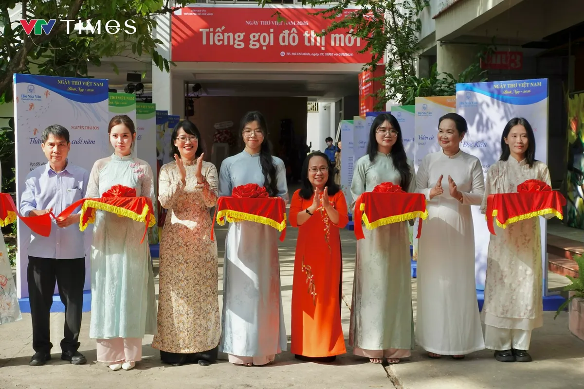 Tiếng trống khai hội Ngày Thơ và kỳ vọng vào tầm vóc mới cho thi ca ở siêu đô thị - Ảnh 1.