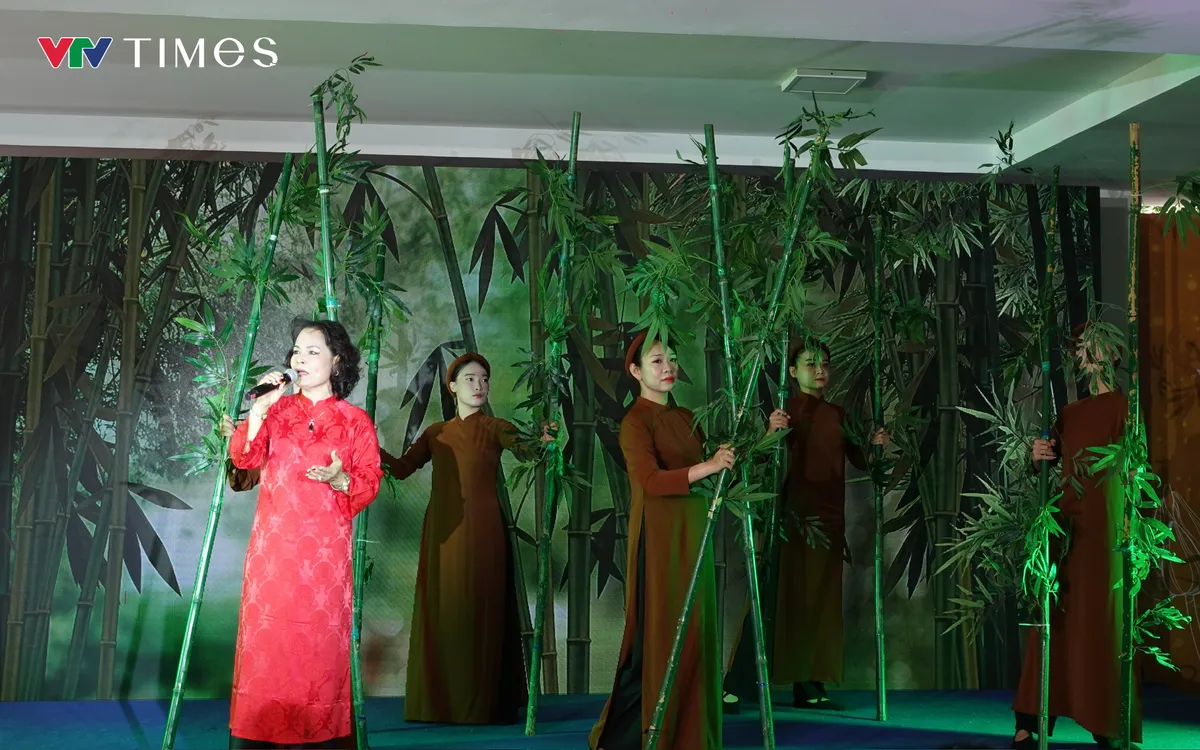 Tiếng trống khai hội Ngày Thơ và kỳ vọng vào tầm vóc mới cho thi ca ở siêu đô thị - Ảnh 8.