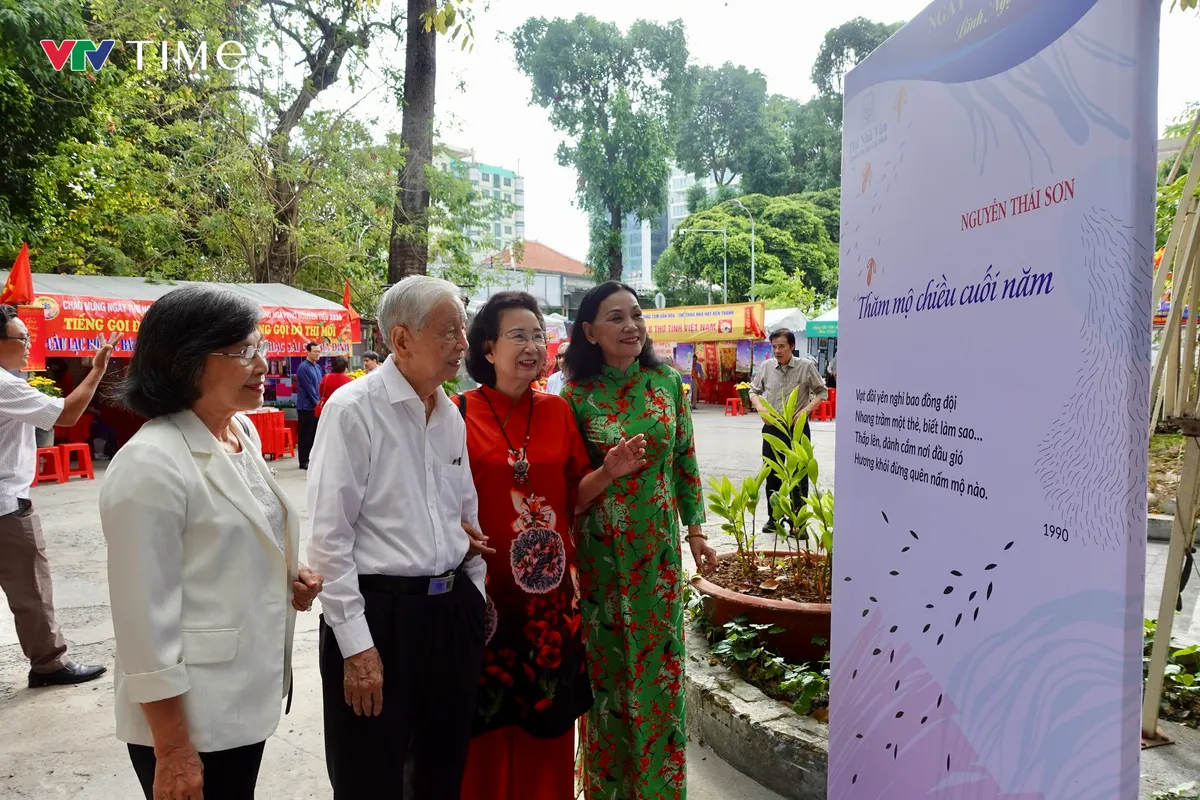 Tiếng trống khai hội Ngày Thơ và kỳ vọng vào tầm vóc mới cho thi ca ở siêu đô thị - Ảnh 3.