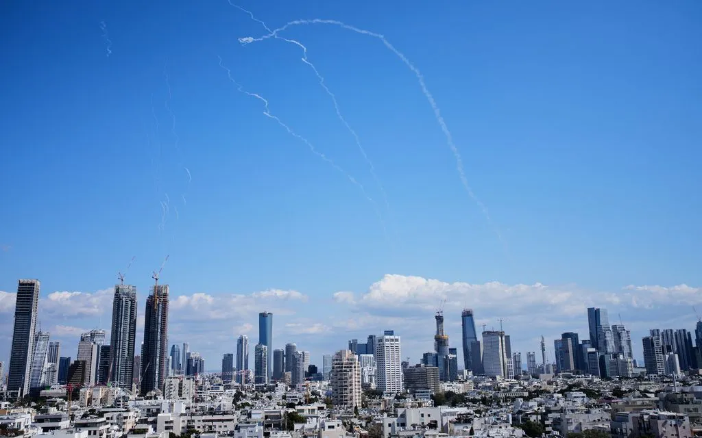 Hệ thống phòng không Israel đánh chặn tên lửa trong cuộc tấn công của Iran ở miền Trung Israel, ngày 1/3/2026. (Ảnh: AP/Ohad Zwigenberg)