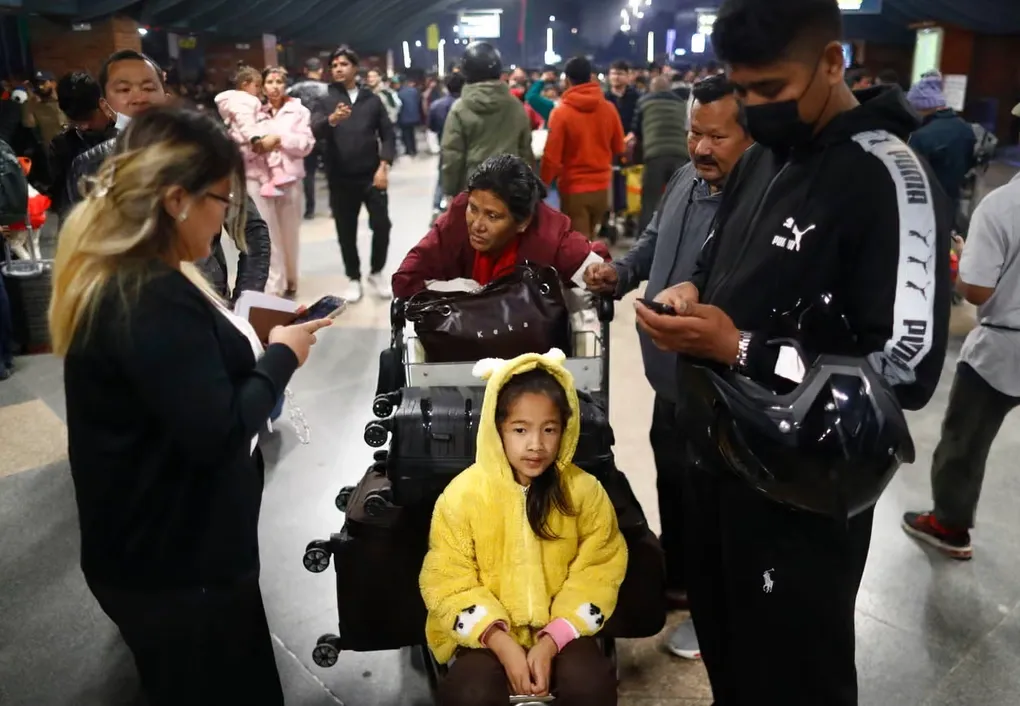 Hơn 1.800 chuyến bay bị hủy v&igrave; căng thẳng Trung Đ&ocirc;ng, h&agrave;ng trăm ngh&igrave;n kh&aacute;ch mắc kẹt- Ảnh 1.