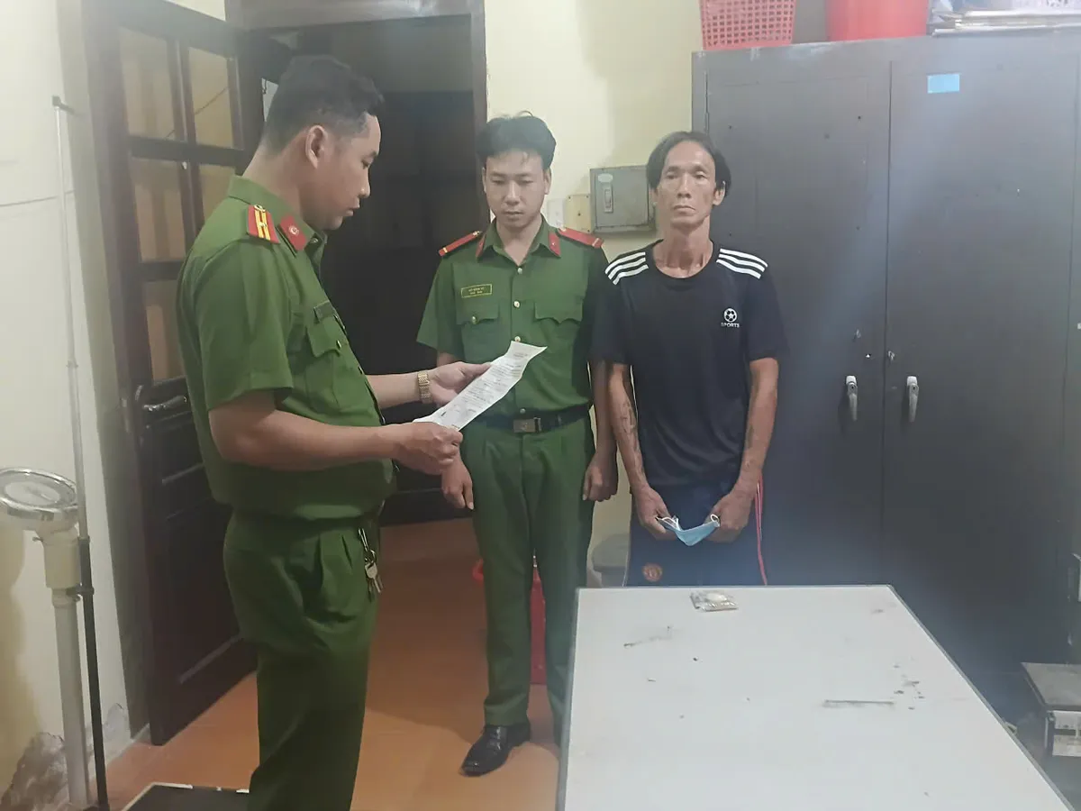 Bắt thanh ni&ecirc;n d&ugrave;ng dao đ&acirc;m bạn g&aacute;i trọng thương, đ&acirc;m người can ngăn tử vong- Ảnh 2.