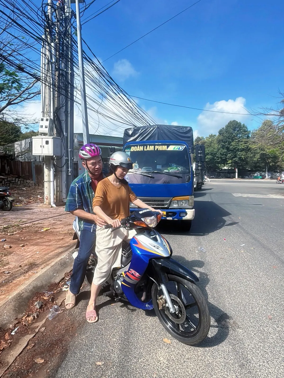 Điểm tin sao Việt: Phương Anh Đào, Tuấn Trần, Quách Ngọc Ngoan tri ân bà con làng biển - Ảnh 8.