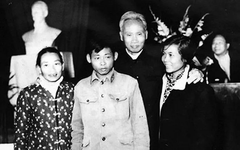 Thủ tướng Phạm Văn Đồng chụp hình lưu niệm với các cá nhân tiêu biểu về dự Hội nghị Văn hóa các dân tộc thiểu số toàn quốc lần đầu tiên. Ảnh tư liệu