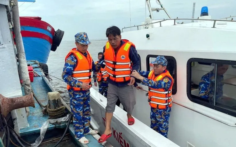 Hải đội Biên phòng 2, Bộ đội Biên phòng tỉnh Ninh Bình kịp thời cứu 2 ngư dân gặp nạn trên biển. (Ảnh: TTXVN phát)